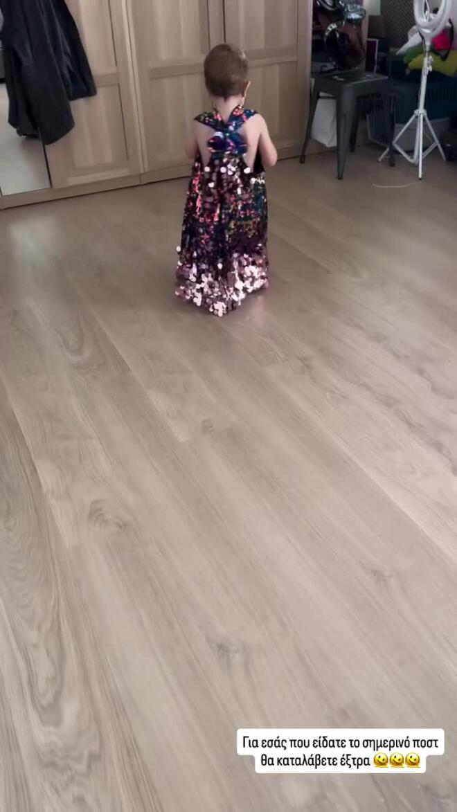 Η μικρή κόρη της Μαίρης Συνατσάκη «έκλεψε την παράσταση» με το εντυπωσιακό φορεματάκι της