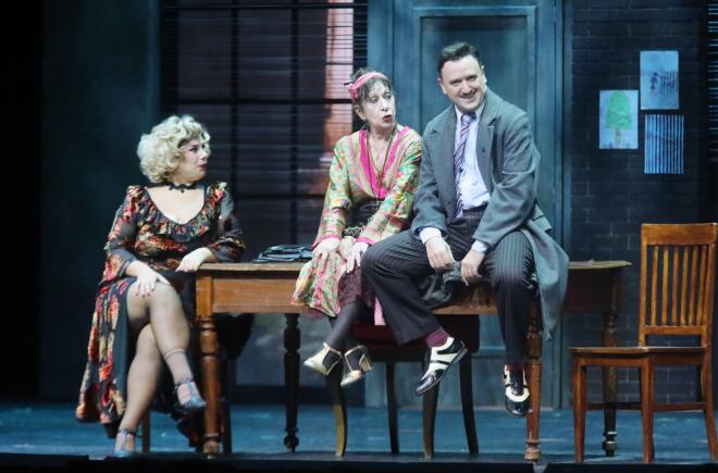 Κατερίνα Σούσουλα- Μαρία Κατσανδρή- Αργύρης Αγγέλου στην επίσημη πρεμιέρα του μιούζικαλ Annie/ NDP ΝΙΚΟΣ ΔΡΟΥΚΑΣ