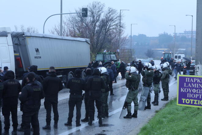 Αγρότες στις Σέρρες έσπασαν το μπλόκο της αστυνομίας