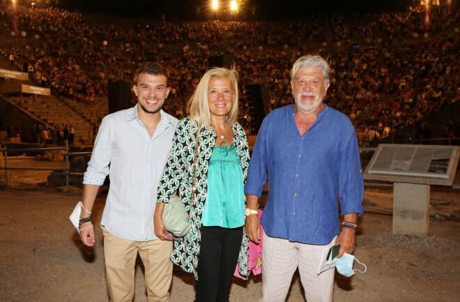 Ο Γιάννης Βούρος με τον μικρότερο γιο του Αλέξη και τη σύζυγό του, Λένα, στην Επίδαυρο /Φωτογραφία NDP Photo Agency 