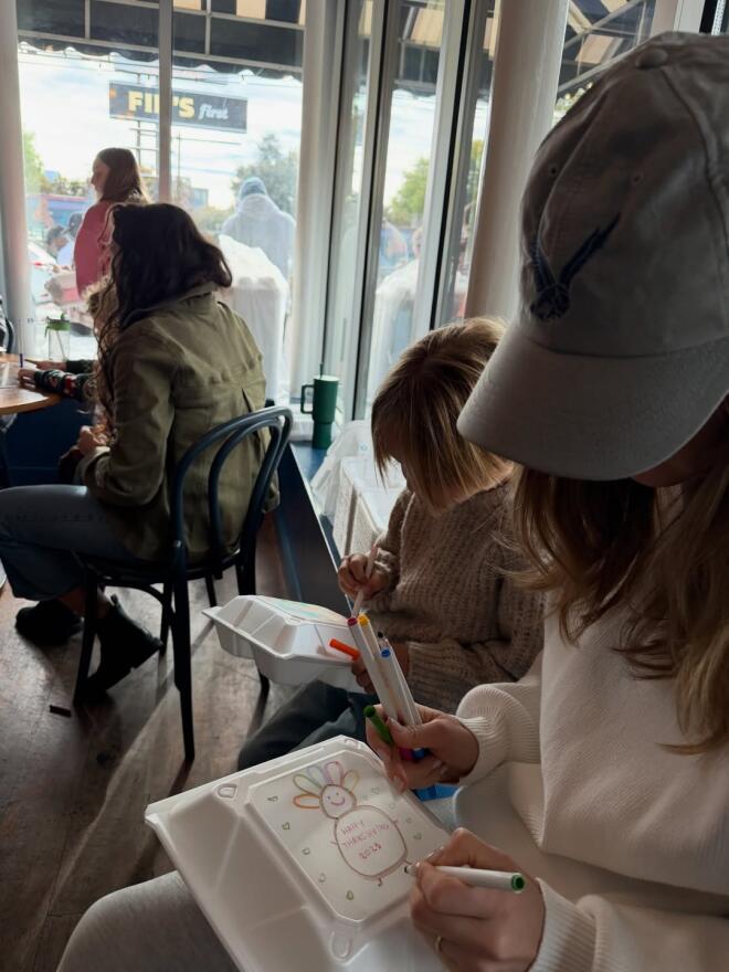 Αμαλία Κωστοπούλου: Έφτιαξε cinnamon rolls την Ημέρα Ευχαριστιών