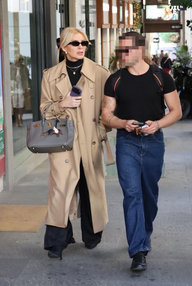 Το office look της Κατερίνας Καινούργιου στο κέντρο της Αθήνας/ NDP