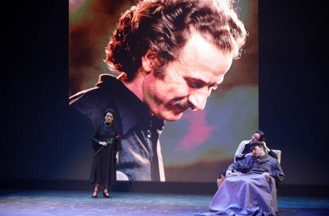 Άλκηστις Πρωτοψάλτη-Ελευθερία Πάλλα-Αιμιλιανός Σταματάκης στην πρεμιέρα της παράστασης «Νίκος Ξυλούρης - Ο αρχάγγελος της Κρήτης»/ NDΡ ΕΛΛΗ ΠΟΥΠΟΥΛΙΔΟΥ