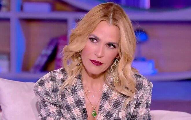 Τζένη Μπότση: Τα αρκετά κιλά που έχασε και το... ράψιμο!