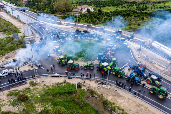 Ούτε βήμα πίσω οι αγρότες: Έκαψαν άχυρα κι άδειασαν γάλα στον δρόμο
