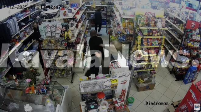 Στιγμιότυπο από το βίντεο ντοκουμέντο στο μίνι μάρκετ με τον 55χρονο να κυνηγά την πρώην σύζυγό του/ kavalanews