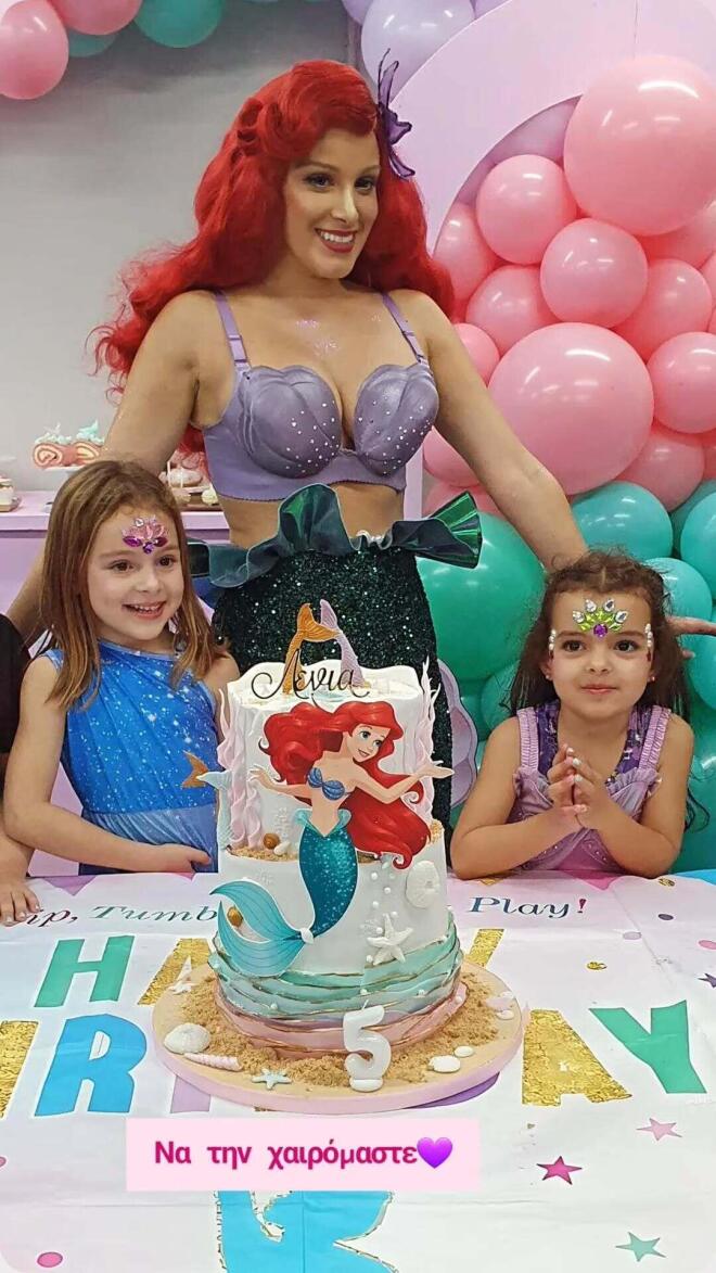 Οι μικρές Λένια και Σοφία ποζάρουν με την πριγκίπισσα Άριελ