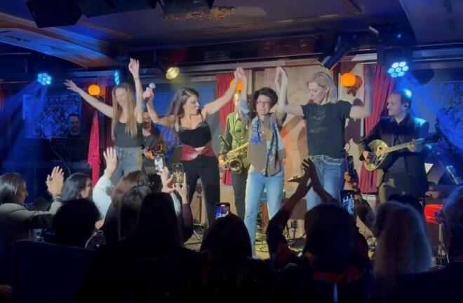 Κέλλυ Κελεκίδου: Συμμάχησε με τις πρωταγωνίστριες της παράστασης Vaginahood