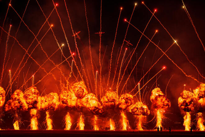 Η ακροβατική ομάδα Air Bandits, με επικεφαλής τον Λιθουανό πιλότο Γιούργκις Κάιρις, εκτελεί επίδειξη πάνω από ένα σόου πυροτεχνημάτων στο Διεθνές Αεροδρόμιο Aurel Vlaicu κατά τη διάρκεια του Bucharest International Air Show στο Βουκουρέστι της Ρουμανίας, στις 30 Αυγούστου 2025. (AP Photo/Andreea Alexandru, File)