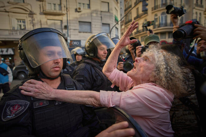 Η Ντέλια Ντονν αντιμετωπίζει έναν αστυνομικό των ταραχών κατά τη διάρκεια μιας από τις εβδομαδιαίες διαδηλώσεις που απαιτούν καλύτερες συντάξεις για τους συνταξιούχους στο Μπουένος Άιρες, Αργεντινή, στις 30 Ιουλίου 2025. (AP Photo/Rodrigo Abd, File)