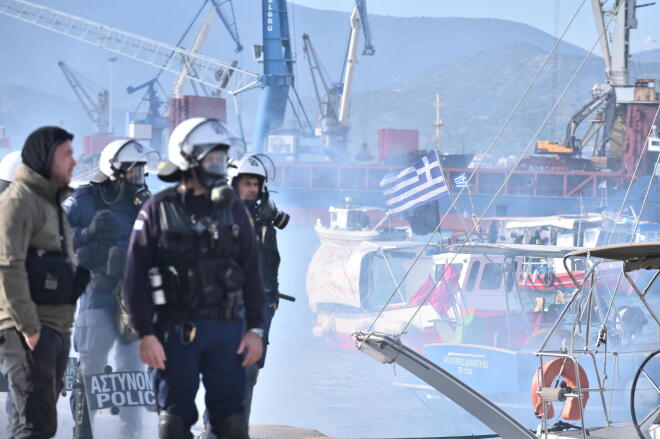 αγρότες απέκλεισαν το λιμάνι του Βόλου