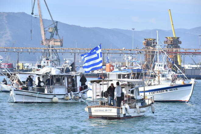 αλιείς απέκλεισαν το λιμάνι του Βόλου από τη θάλασσα