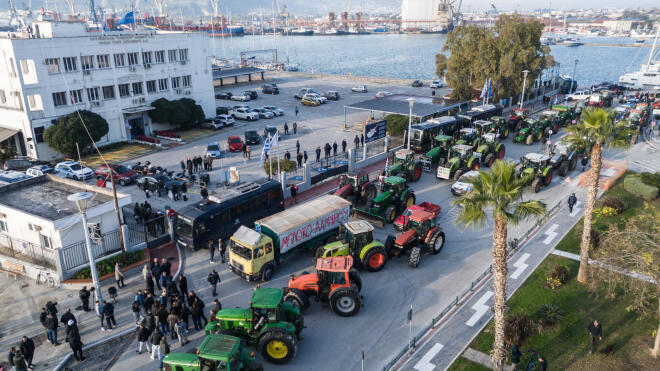 Κομβόι αγροτών έφτασε στον Βόλο και απέκλεισε το λιμάνι