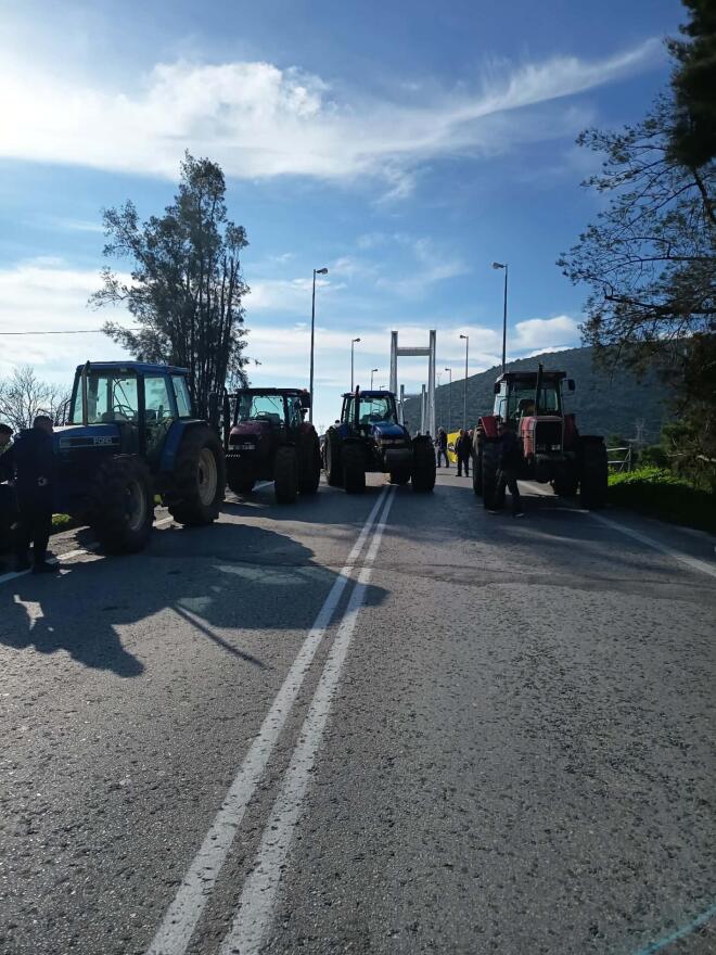 Αποχωρούν οι αγρότες από το λιμάνι του Βόλου, μετά την παρέμβαση εισαγγελέα