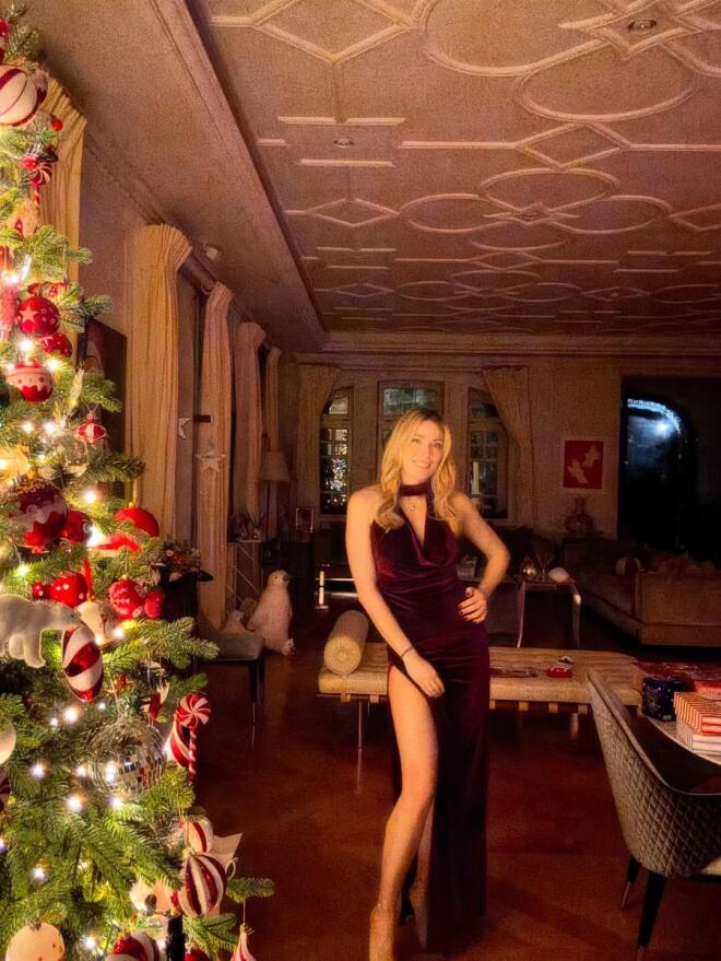 Χρουσαλά: Ποζάρει με sexy φόρεμα μπροστά στο χριστουγεννιάτικο σαλόνι της