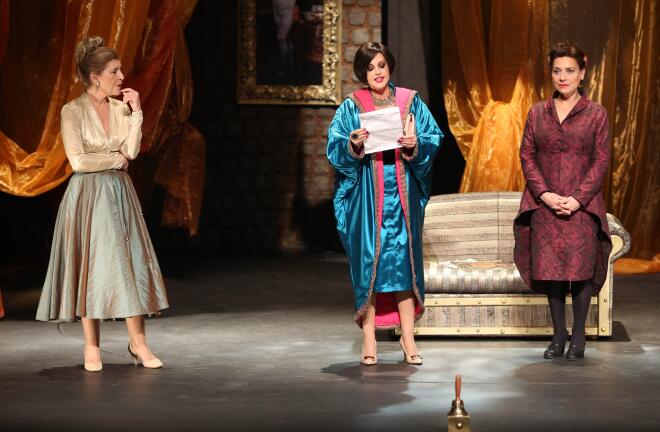 Αιμιλία Υψηλάντη- Αλεξάνδρα Παλαιολόγου- Μαρία Ζορμπά στην επίσημη πρεμιέρα "8 Γυναίκες κατηγορούνται", το 2018/ NDP