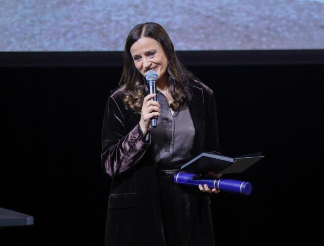 Τον περασμένο Οκτώβριο, η Καρυοφυλλιά Καραμπέτη παρέλαβε το Μεγάλο Βραβείο Θεάτρου στα Βραβεία Θεάτρου και Παραστατικών Τεχνών 2025