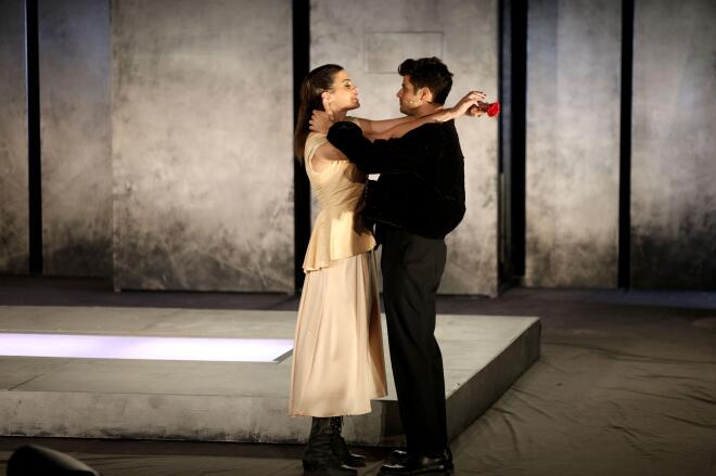 Τζένη Καζάκου- Δημήτρης Αποστολόπουλος στον Άμλετ, τον Ιούλιο του 2024/ NDP ΑΝΔΡΕΑΣ ΝΙΚΟΛΑΡΕΑΣ