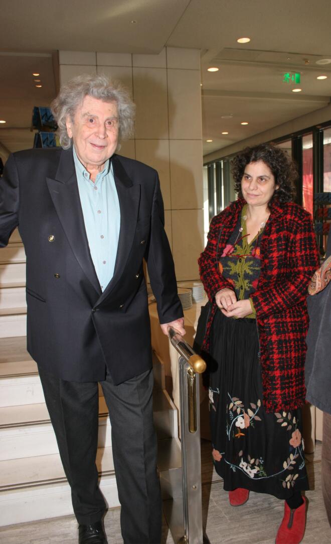 Η Μαργαρίτα Θεοδωράκη με τον πατέρα της στο Μέγαρο Μουσικής, το 2006/ NDP