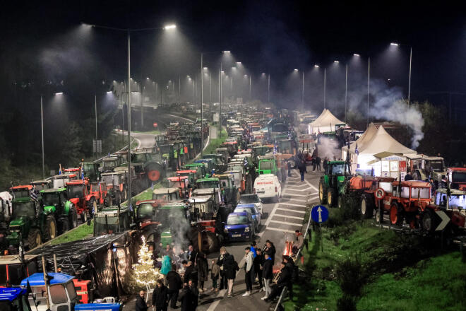 Αγρότες: Απόβαση με τρακτέρ στο λιμάνι της Θεσσαλονίκης - 108 τα μπλόκα