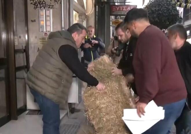 Πέταξαν σανό έξω από το γραφείο του βουλευτή της ΝΔ Χρήστου Καπετάνου