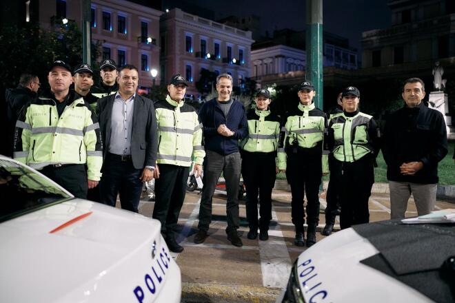 Ο πρωθυπουργός με τους αστυνοιμικούς της Τροχαίας στο σημείου ελέγχου για αλκοτεστ