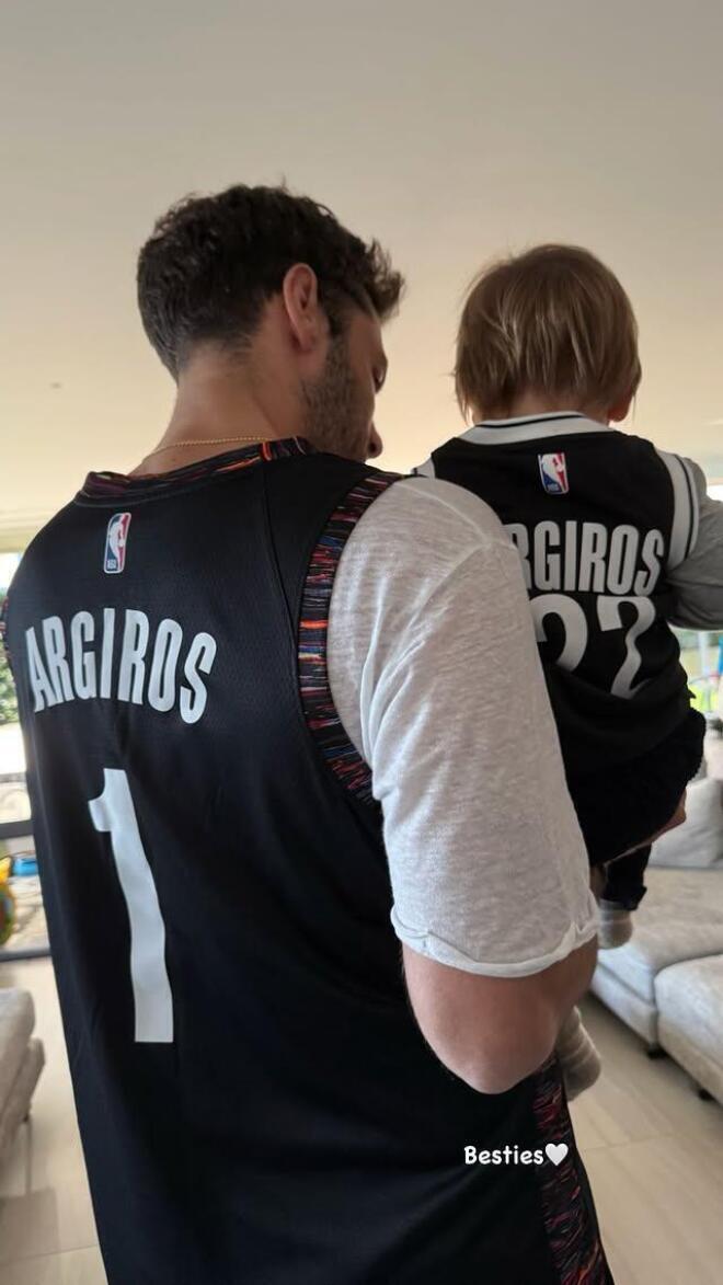 Αγκαλιά μπαμπάς και γιος