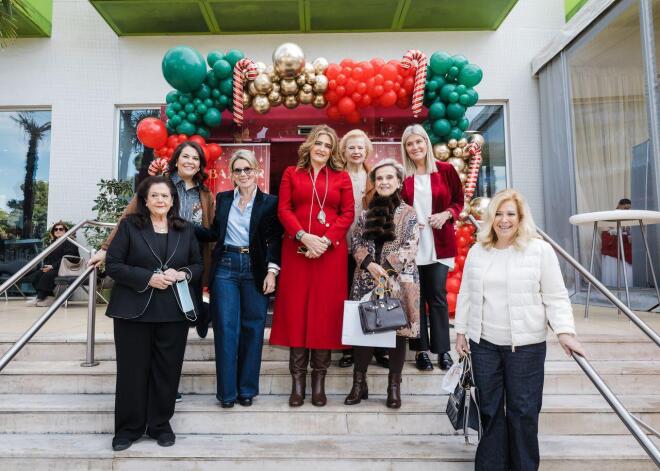 Η Χριστιάννα Β. Βαρδινογιάννη με τα μέλη του ΔΣ της ΕΛΠΙΔΑΣ Νάσια Θανοπούλου, Τζωρτζίνα Έλληνα, Βίκυ Φιλίππου, Ελένη Σαμαρά, Αλίνα Μινέττα, Μελίνα Δασκαλάκη και τη ΓΓ του ΟΡΑΜΑΤΟΣ ΕΛΠΙΔΑΣ Ινώ Κωνσταντοπούλου