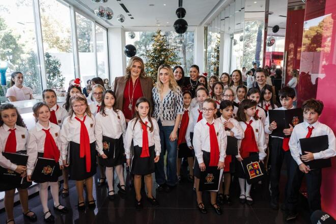 Χριστιάννα Β. Βαρδινογιάννη και Μαριάννα Λαιμού με τα παιδιά της Χορωδίας Κολλεγίου Αθηνών και Ψυχικού και τις δασκάλες τους