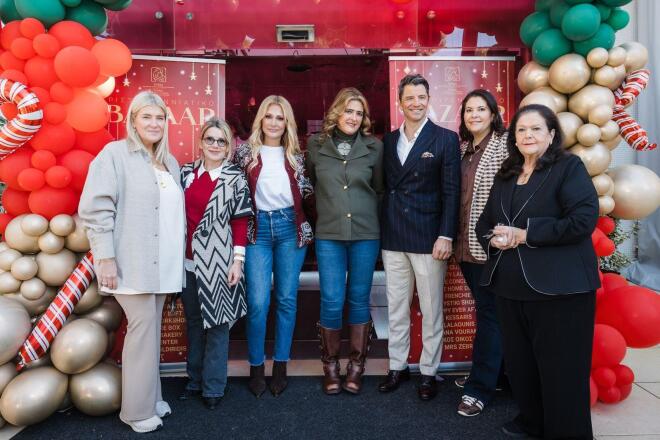 Η Χριστιάννα Β. Βαρδινογιάννη με τον Σάκη Ρουβά και την Νατάσα Θεοδωρίδου, τα μέλη του ΔΣ του Σωματείου Αλίνα Μινέτα, Τζωρτζίνα Έλληνα, Νάσια Θανοπούλου και τη ΓΓ του ΟΡΑΜΑΤΟΣ ΕΛΠΙΔΑΣ Ινώ Κωνσταντοπούλου