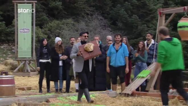 Ο Λεωνίδας Κουτσόπουλος έδωσε το έπαθλο της Φάρμας στον Δημήτρη