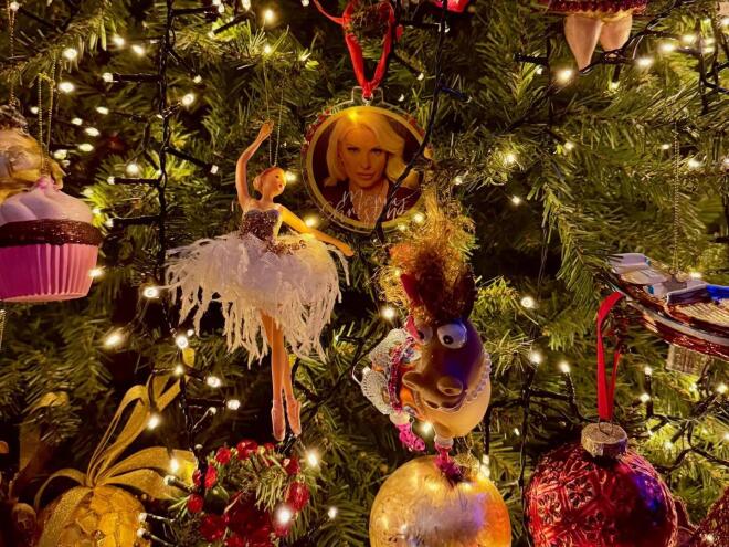 Ελένη Μενεγάκη: Κι όμως... έχει μπάλα στο δέντρο της με το πρόσωπό της!