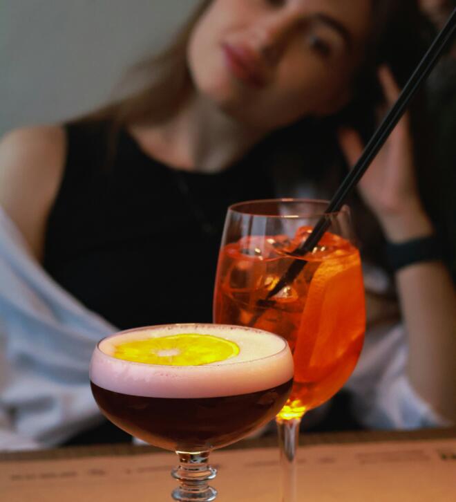 «Οι περισσότερες γυναίκες αναφέρουν ότι η αντοχή τους στο αλκοόλ μειώνεται κατά την εμμηνόπαυση» 