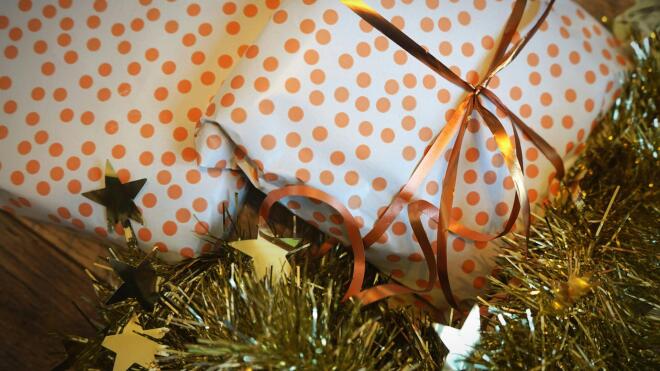 Σας έχουμε τις πιο έξυπνες last-minute προτάσεις για να αγοράσετε δώρα για τους αγαπημένους σας στις γιορτές των Χριστουγέννων.