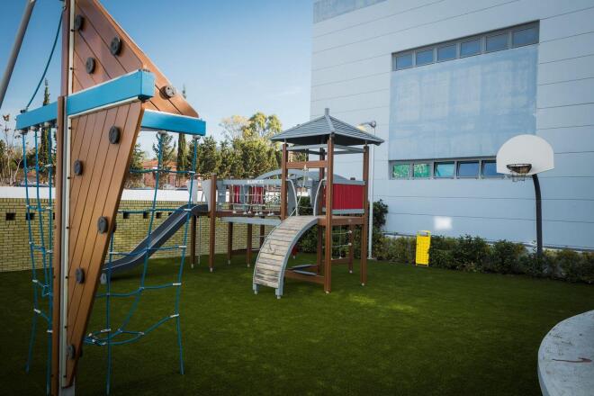 Άποψη από τις ανακαινισμένες παιδικές χαρές