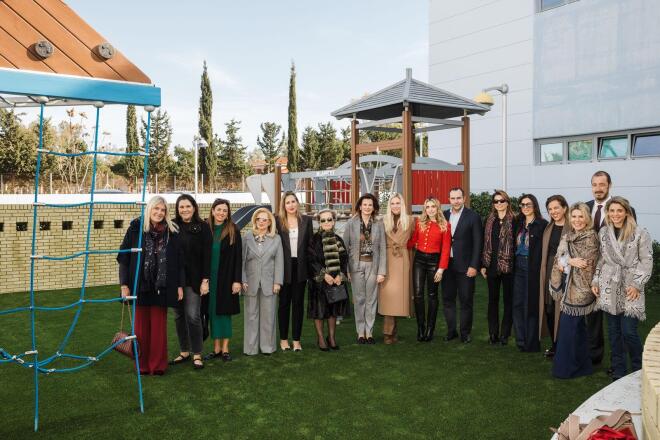 Η Μαριάννα Λαιμού και ο Δημοσθένης Μπούμης Διευθύνων Σύμβουλος των πολυκαταστημάτων Attica με μέλη του ΔΣ και μέλη του Σωματείου ΕΛΠΙΔΑ και εκπροσώπους των πολυκαταστημάτων Attica