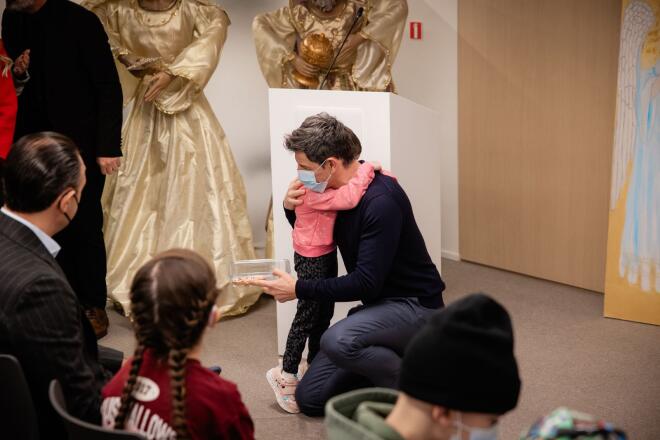 Ένα από τα παιδιά της ΕΛΠΙΔΑΣ προσφέρει ένα δώρο στον Σάκη Ρουβά