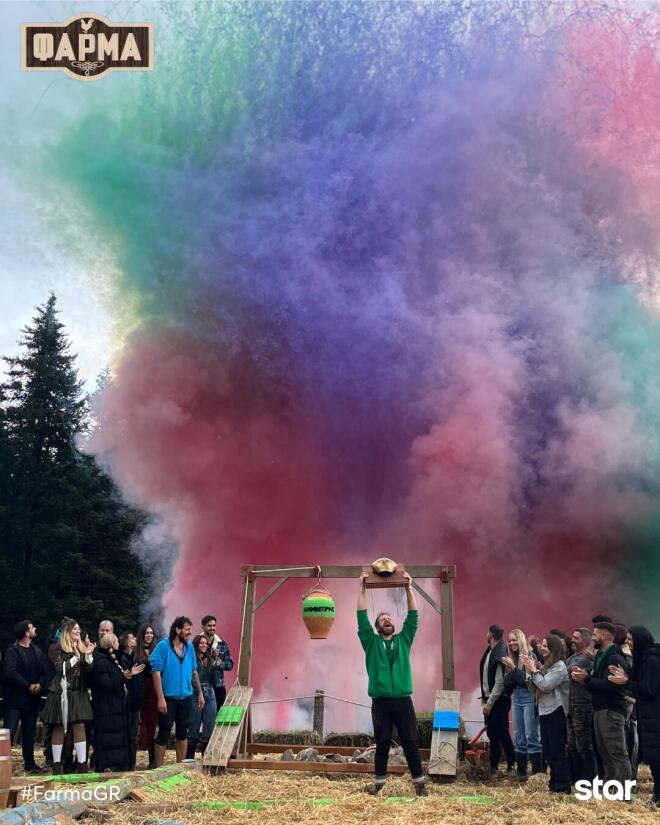 Ο νικητής της Φάρμας 2025 σηκώνει το έπαθλο