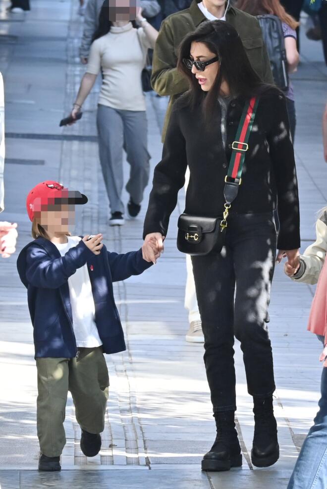 Φλορίντα Πετρουτσέλι με τα παιδιά της στο κέντρο/ NDP