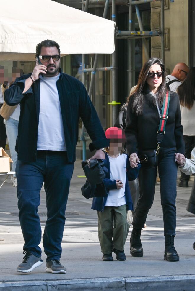 Άρης Γούτος - Φλορίντα Πετρουτσέλι με τα παιδιά τους στο κέντρο/ NDP