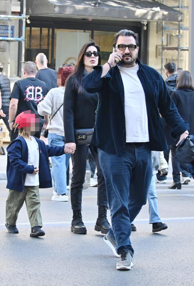 Άρης Γούτος - Φλορίντα Πετρουτσέλι με τα παιδιά τους στο κέντρο/ NDP