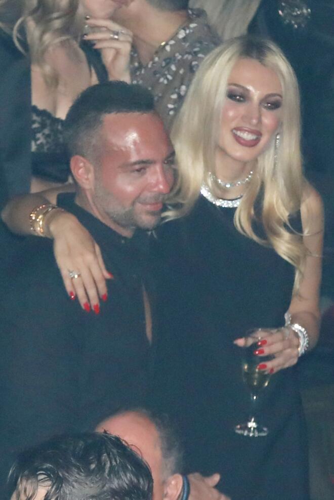 Κωνσταντίνα Σπυροπούλου: Με εντυπωσιακό Chanel φόρεμα στα μπουζούκια