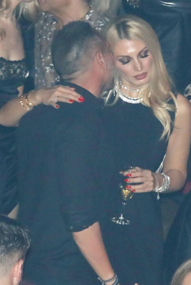 Κωνσταντίνα Σπυροπούλου: Με εντυπωσιακό Chanel φόρεμα στα μπουζούκια