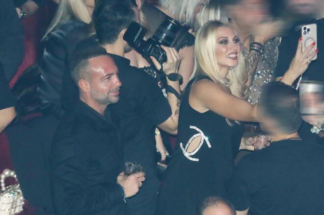 Κωνσταντίνα Σπυροπούλου: Με εντυπωσιακό Chanel φόρεμα στα μπουζούκια