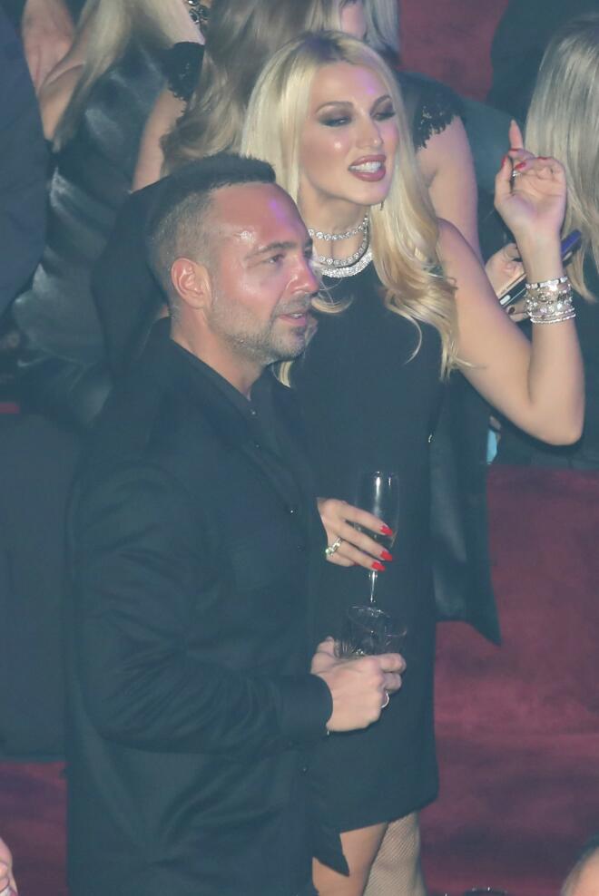 Κωνσταντίνα Σπυροπούλου: Με εντυπωσιακό Chanel φόρεμα στα μπουζούκια