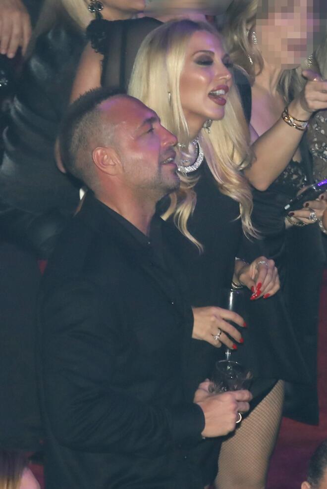 Κωνσταντίνα Σπυροπούλου: Με εντυπωσιακό Chanel φόρεμα στα μπουζούκια