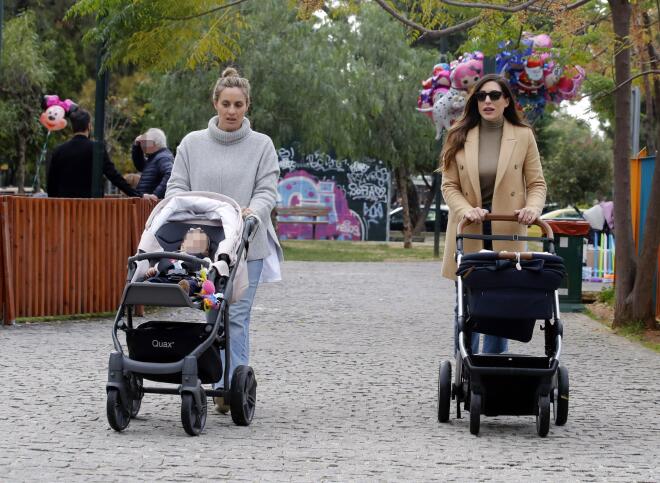 Ελεονώρα Μελέτη - Φλορίντα Πετρουτσέλι με τις κόρες τους στα καρότσια, Γλυφάδα, 2017/ NDP