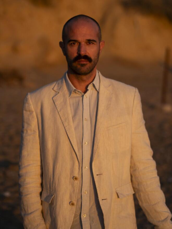 Μετά τις Λέξεις των Άλλων, έρχεται κι η παράσταση Η Φώκια για τον Βλάση Πασιούδη