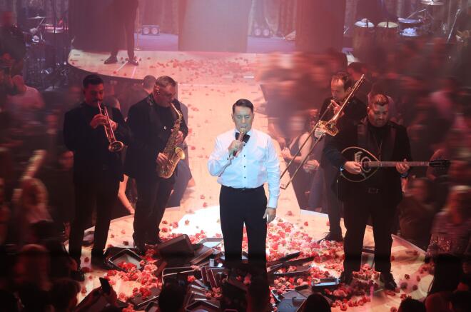 Πρεμιέρα Μαζωνάκη λίγες ώρες μετά τη μήνυση εις βάρος του από 21χρονο τραγουδιστή/ NDP