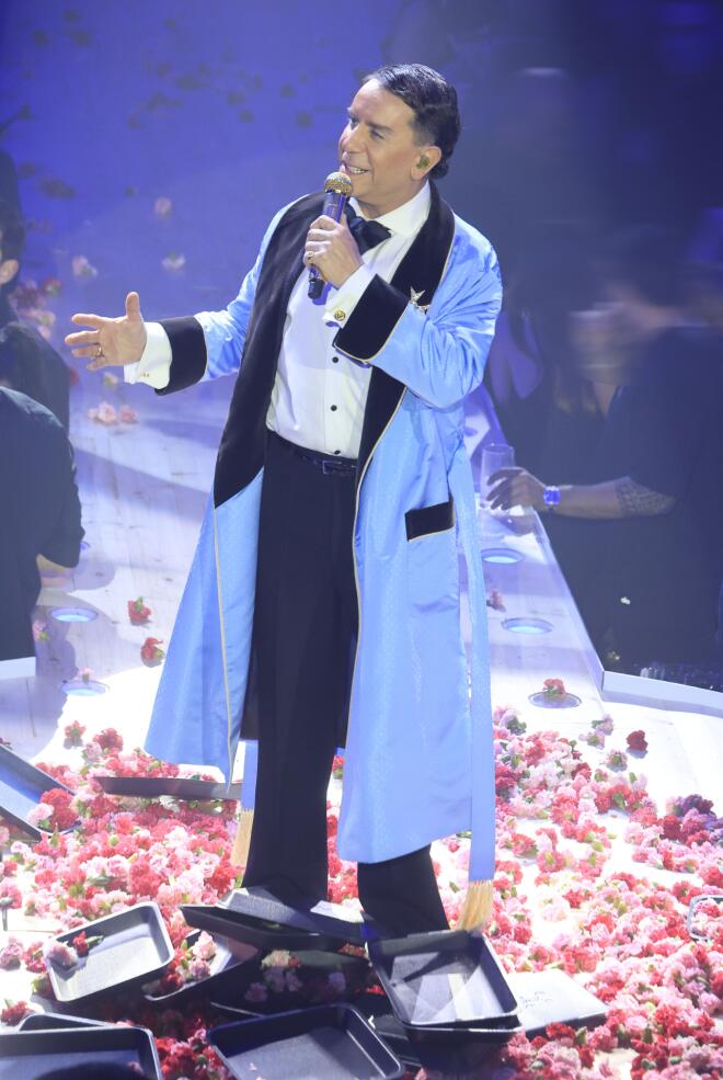 Πρεμιέρα Μαζωνάκη λίγες ώρες μετά τη μήνυση εις βάρος του από 21χρονο τραγουδιστή/ NDP